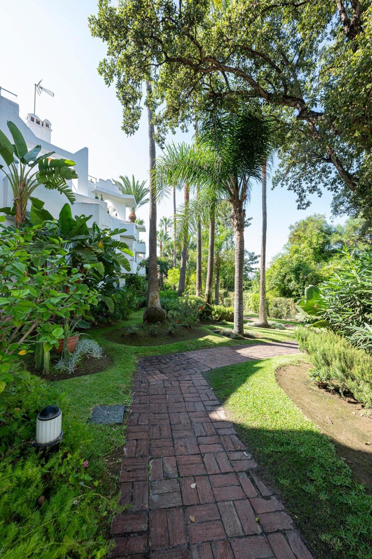 Quiet Near The Beach, With Pool And Garden